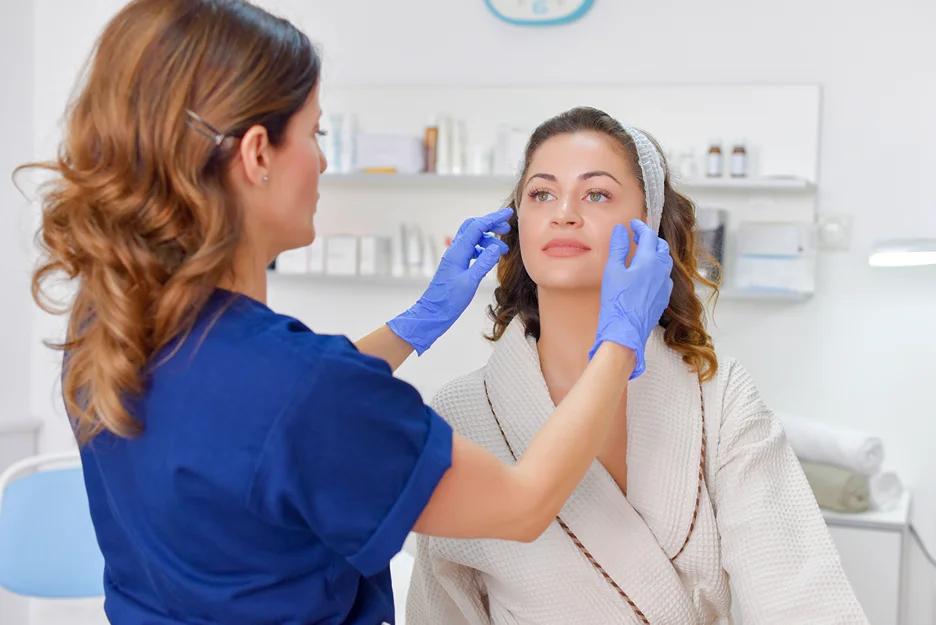 a doctor checks the patient's skin anatomy