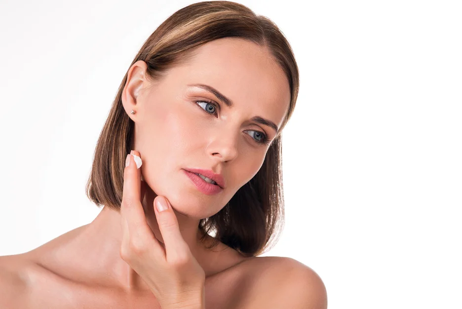A woman is posing with her hand on her chin, showcasing her recovery time post-chin lipo.
